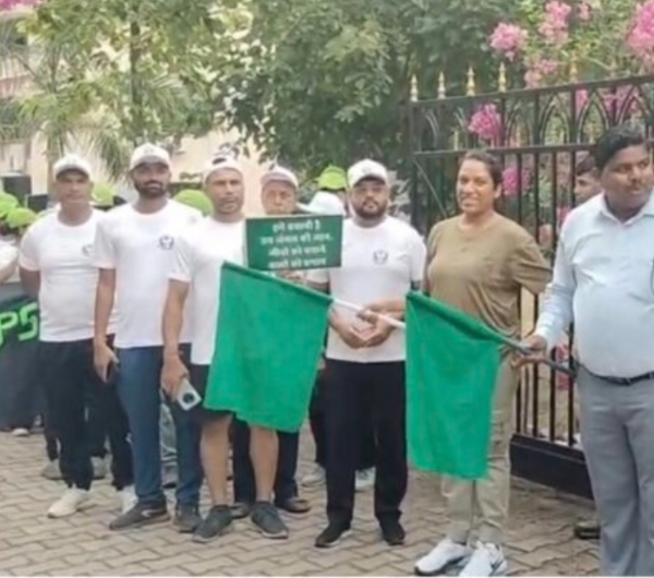 कार्यक्रम में  स्मिता पंकज और डीओफो सबा आलम अंसारी द्वारा झंडा दिखाते
