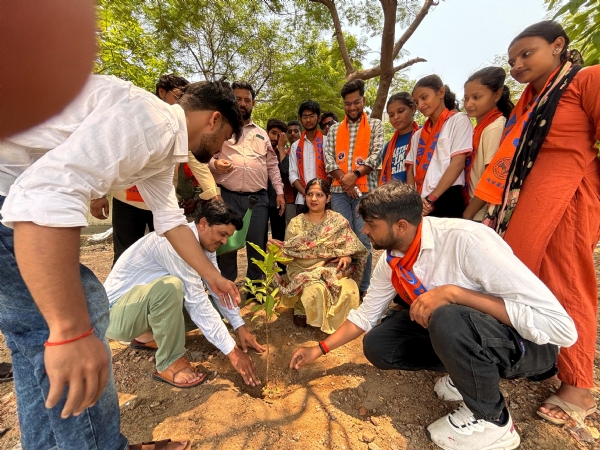 विश्व पर्यावरण दिवस पर अभाविप का वृहद वृक्षारोपण एवं जनजागरूकता अभियान संपन्न, 500 फलदार पौधे लगाए गए