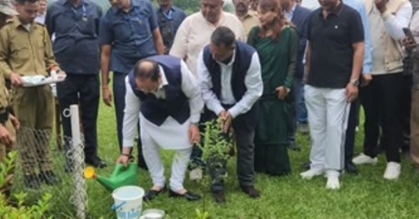 विश्व पर्यावरण दिवस के अवसर पर केंद्रीय स्वास्थ्य मंत्री जगत प्रकाश नड्डा शुक्रवार को मेघालय की राजधानी शिलांग में पार्टी नेताओं और कार्यकर्ताओं के साथ वृक्षारोपण कार्यक्रम में भाग लेते हुए।