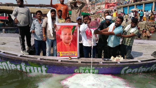 सीएम योगी के जन्मदिन पर मां गंगा का दुग्धाभिषेक करते युवा