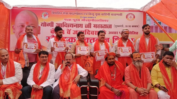 मुख्यमंत्री योगी के जन्मदिवस पर वाराणसी में रक्तदान करते हिन्दू युवा वाहिनी के कार्यकर्ता
