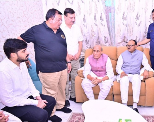 स्व. अशोक मोतियानी के परिजनों के साथ राजनाथ सिंह