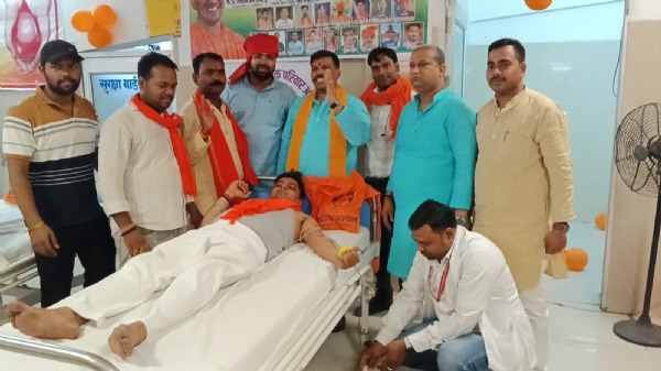 मुख्यमंत्री योगी के जन्मदिवस पर वाराणसी में रक्तदान करते हिन्दू युवा वाहिनी के कार्यकर्ता