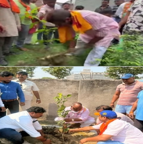 पौधारोपण करते हुए जनप्रतिनिधि