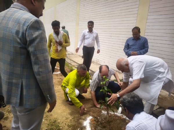 कृषि विज्ञान संगोष्ठी में पर्यावरण संरक्षण अभियान के तहत पौधरोपण करते हुए कृषि मंत्री सूर्य प्रताप शाही का छाया चित्र