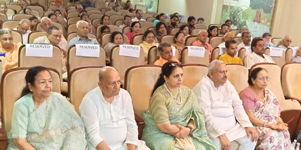 सीएल गुप्ता आई इंस्टीट्यूट के सभागार में आयोजित भागवत में उपस्थित श्रद्धालु। सीएल गुप्ता आई इंस्टीट्यूट के सभागार में आयोजित भागवत में उपस्थित श्रद्धालु।