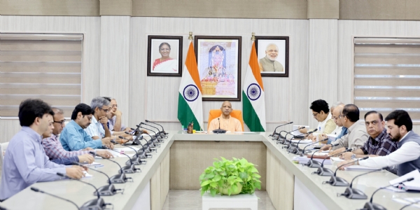समीक्षा बैठक करते मुख्यमंत्री योगी आदित्यनाथ समीक्षा बैठक करते मुख्यमंत्री योगी आदित्यनाथ
