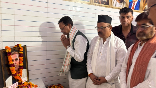 क्षेत्रीय अध्यक्ष प्रकाश पाल भाई को श्रद्धांजलि अर्पित करते पंकज चौधरी क्षेत्रीय अध्यक्ष प्रकाश पाल भाई को श्रद्धांजलि अर्पित करते पंकज चौधरी