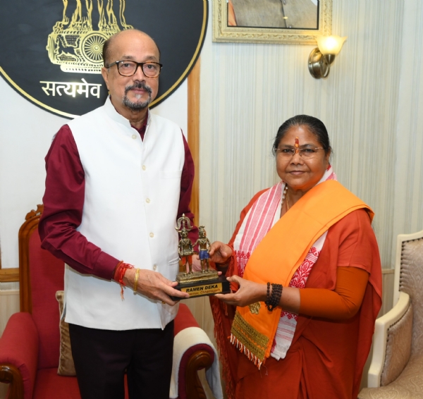 राज्यपाल रमेन डेका से राष्ट्रीय पिछड़ा वर्ग आयोग की अध्यक्ष साध्वी निरंजन ज्योति सौजन्य भेंट करते हुए राज्यपाल रमेन डेका से राष्ट्रीय पिछड़ा वर्ग आयोग की अध्यक्ष साध्वी निरंजन ज्योति सौजन्य भेंट करते हुए