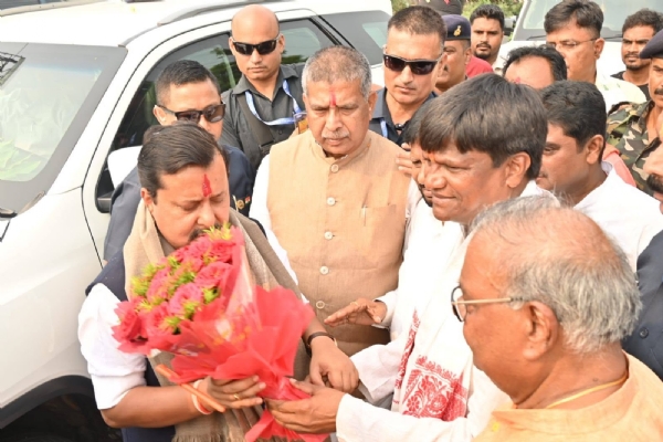 भाजपा के राष्ट्रीय अध्यक्ष का स्वागत करते कार्यकर्ता