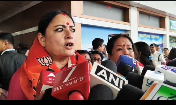 बागडोगरा एयरपोर्ट में पत्रकारों से बात करते मंत्री