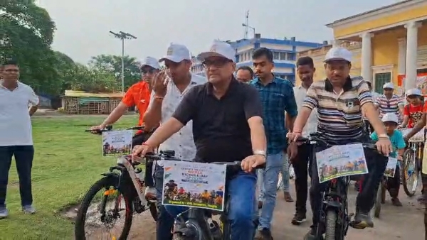 साइकिल चलाते भास्कर भट्टाचार्य