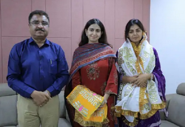गुजराती गायिका किंजल और अभिनेत्री मोनल का महाकाल मंदिर में सम्मान गुजराती गायिका किंजल और अभिनेत्री मोनल का महाकाल मंदिर में सम्मान