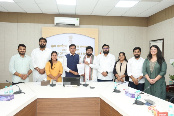 केंद्रीय मंत्री मनसुख के साथ अन्य लोग मौजूद।