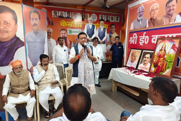 संबोधित करते ईं शैलेंद्र