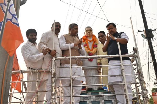 भाजपा के राष्ट्रीय अध्यक्ष श्रद्धांजलि देते हुए