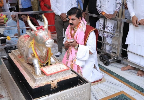महाकाल मंदिर में नंदी बाबा को नमन करते हुए कथावाचक राजन महाराज महाकाल मंदिर में नंदी बाबा को नमन करते हुए कथावाचक राजन महाराज