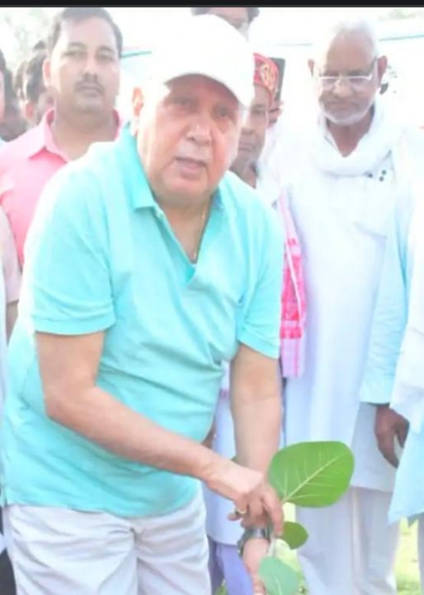 फोटोकृषि मंत्री पेड़ लगाते