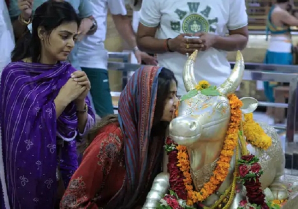 महाकाल मंदिर में गुजराती गायिका किंजल और अभिनेत्री मोनल नंदी बाबा के मन्नत करते हुए महाकाल मंदिर में गुजराती गायिका किंजल और अभिनेत्री मोनल नंदी बाबा के मन्नत करते हुए