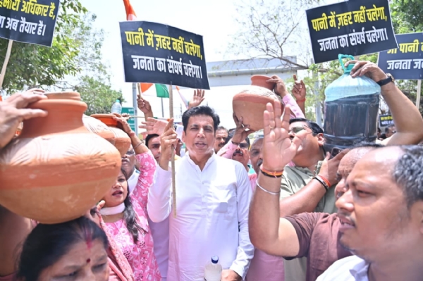 दिल्ली  प्रदेश कांग्रेस अध्यक्ष देवेंद्र यादव जल संकट को लेकर बुराड़ी में हो रहे प्रदर्शन में शामिल हुए