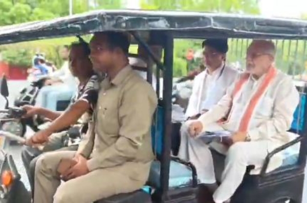 ई—रिक्शा से विधानसभा जाते सुरेश खन्ना ई—रिक्शा से विधानसभा जाते सुरेश खन्ना