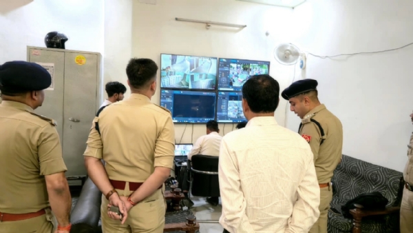 नजर रखने के लिए बनाए केंद्र का निरीक्षण करते अधिकारी नजर रखने के लिए बनाए केंद्र का निरीक्षण करते अधिकारी
