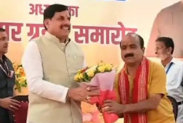 मुख्यमंत्री के साथ महेश केवट (फाइल फोटो) मुख्यमंत्री के साथ महेश केवट (फाइल फोटो)