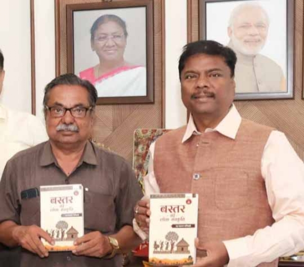 मंत्री केदार कश्यप ने साहित्यकाराें के सम्मान के साथ, तीन किताबों का किया विमोचन मंत्री केदार कश्यप ने साहित्यकाराें के सम्मान के साथ, तीन किताबों का किया विमोचन