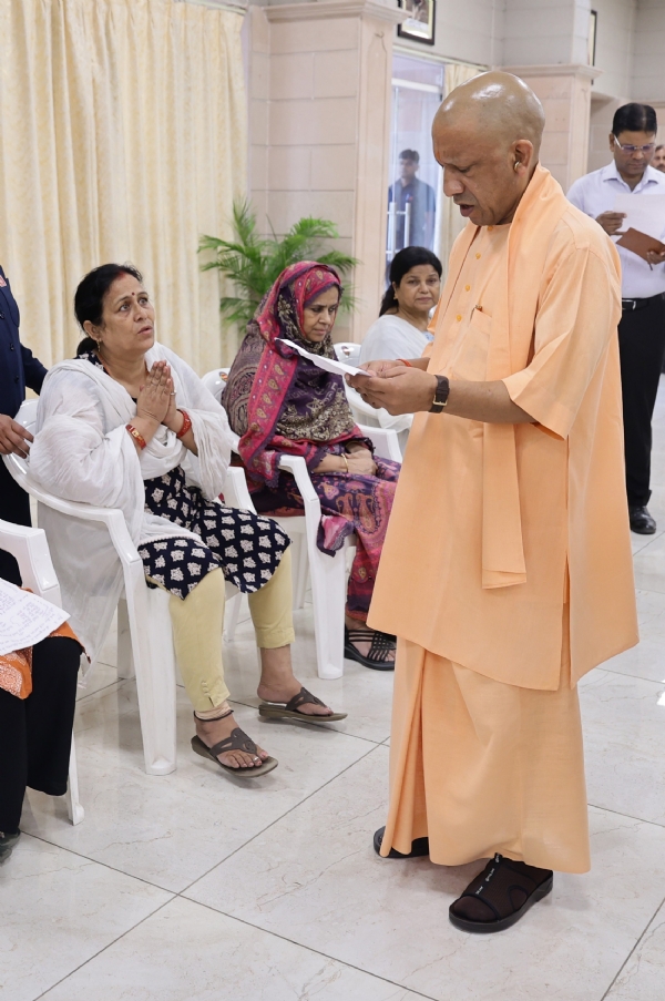जनता दर्शन में सुनवाई करते मुख्यमंत्री योगी जनता दर्शन में सुनवाई करते मुख्यमंत्री योगी