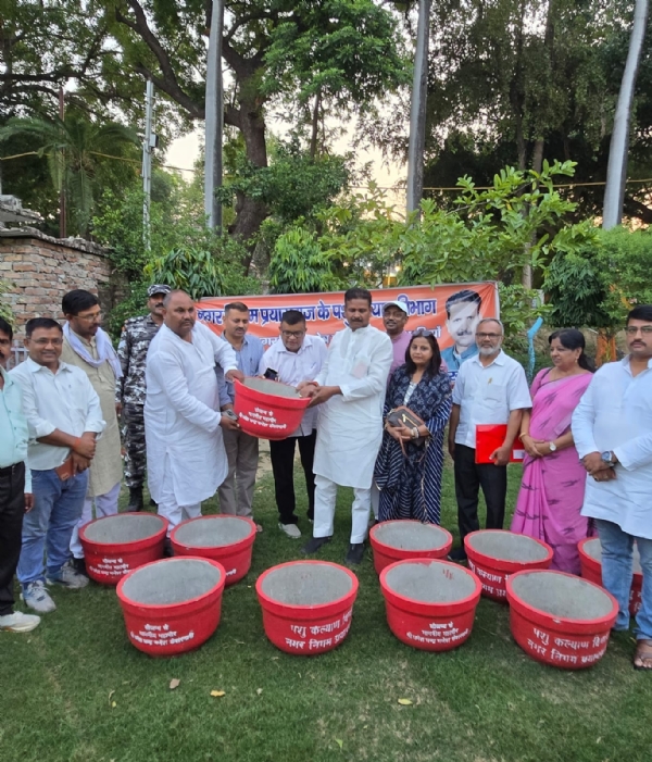 जलपात्र रखवाते महापौर गणेश केसरवानी का छाया चित्र जलपात्र रखवाते महापौर गणेश केसरवानी का छाया चित्र