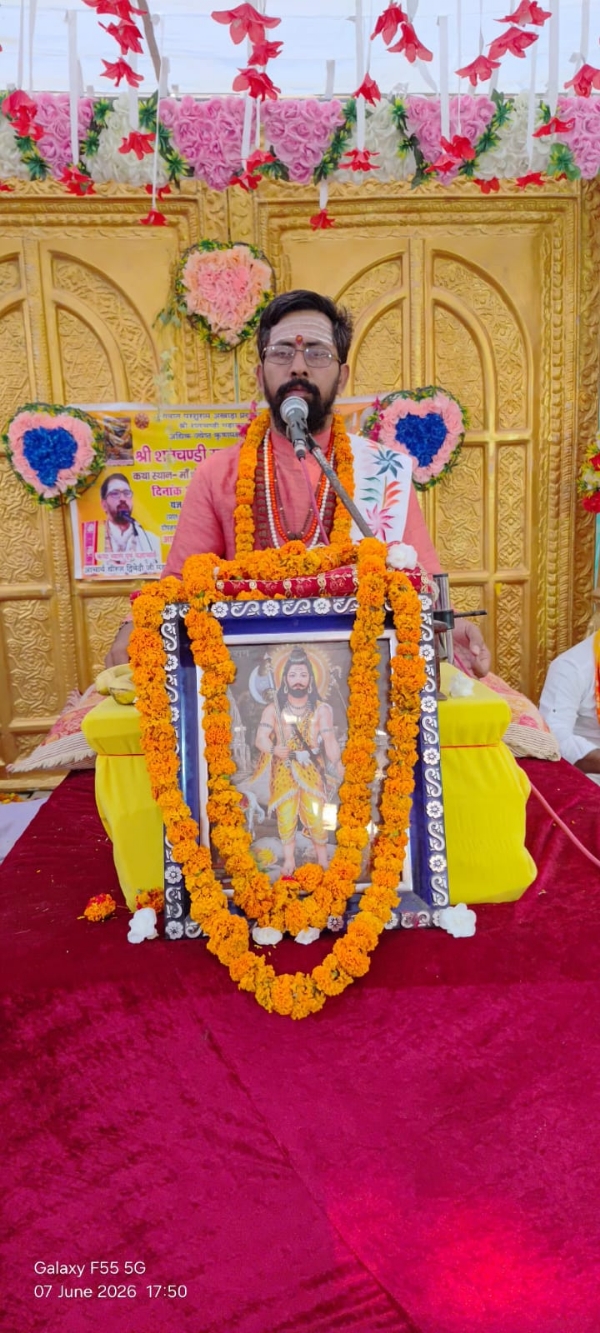 गडबडा धाम में राम कथा सुनाते धीरज द्विवेदी। गडबडा धाम में राम कथा सुनाते धीरज द्विवेदी।