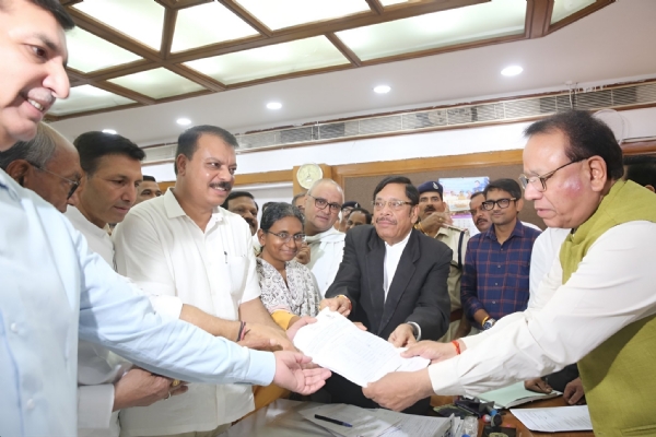 मीनाक्षी नटराजन ने भरा नामांकन मीनाक्षी नटराजन ने भरा नामांकन