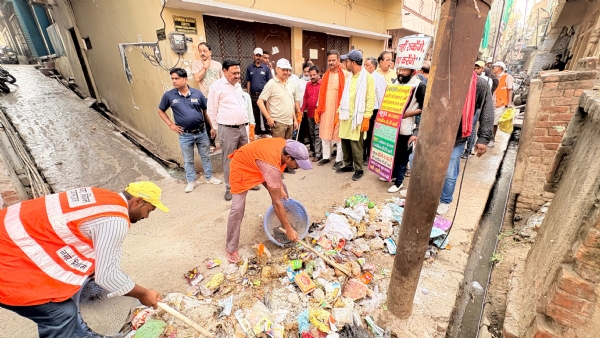 क्षेत्र में चल रहे सफाई कार्यों का निरीक्षण करते हुए महापौर गणेश केसरवानी क्षेत्र में चल रहे सफाई कार्यों का निरीक्षण करते हुए महापौर गणेश केसरवानी