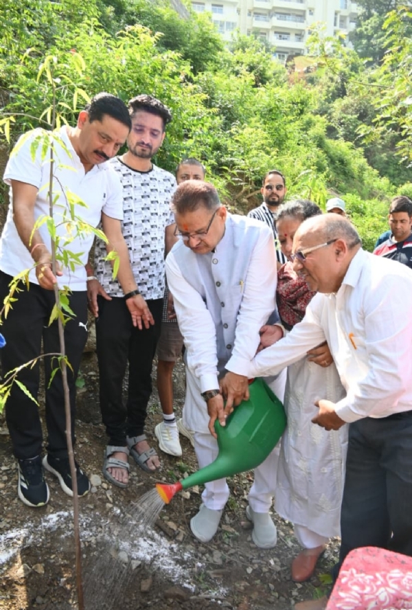 ‘एक पेड़ मां के नाम’ अभियान के तहत मंत्री गणेश जोशी पौधरोपण करते हुए। ‘एक पेड़ मां के नाम’ अभियान के तहत मंत्री गणेश जोशी पौधरोपण करते हुए।