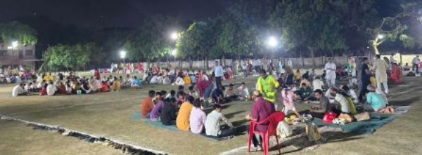 कुटुम्ब सहभोज में स्वयंसेवकों को भोजन कराते परिवार कुटुम्ब सहभोज में स्वयंसेवकों को भोजन कराते परिवार