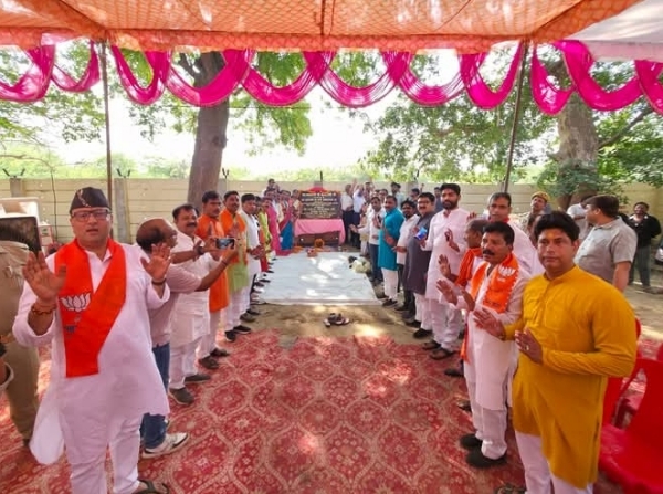 मिनी स्टेडियम के शिलान्यास के अवसर पर विधायक और शिक्षक गण मिनी स्टेडियम के शिलान्यास के अवसर पर विधायक और शिक्षक गण