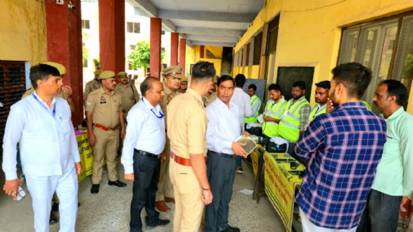 निरीक्षण करते अधिकारी निरीक्षण करते अधिकारी