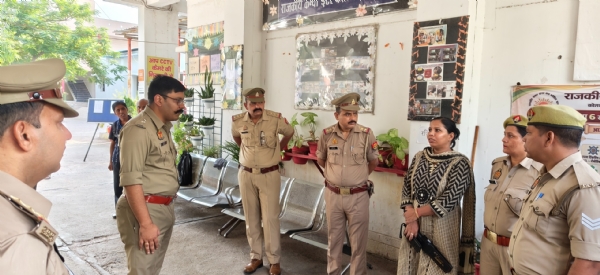 परीक्षा केंद्रों का निरीक्षण करते एसपी बागपत परीक्षा केंद्रों का निरीक्षण करते एसपी बागपत