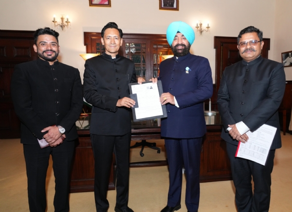 राज्यपाल को एसआईआर के अंतर्गत गणना प्रपत्र भेंट करते मंडलायुक्त, एडीएम व एसडीएम। राज्यपाल को एसआईआर के अंतर्गत गणना प्रपत्र भेंट करते मंडलायुक्त, एडीएम व एसडीएम।