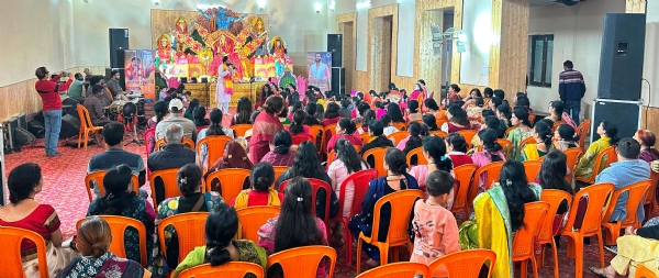 माता की चौकी में शामिल आयोजक लेक सिटी वेलफेयर क्लब की सदस्य श्रद्धालु। माता की चौकी में शामिल आयोजक लेक सिटी वेलफेयर क्लब की सदस्य श्रद्धालु।