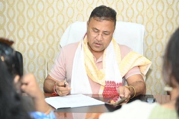 मंत्रिमंडल के तहत विभाग का दायित्व मिलते ही आहुत एक बैठक में राज्य के सांस्कृतिक आदि मामलों के मंत्री बिमल बोरा। मंत्रिमंडल के तहत विभाग का दायित्व मिलते ही आहुत एक बैठक में राज्य के सांस्कृतिक आदि मामलों के मंत्री बिमल बोरा।