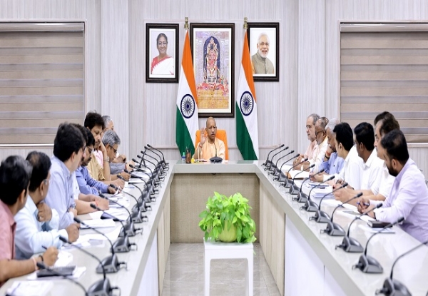 अपने आवास पर बैठक करते मुख्यमंत्री योगी अपने आवास पर बैठक करते मुख्यमंत्री योगी