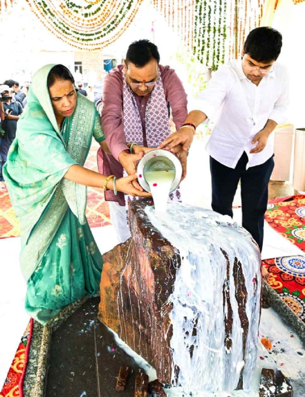 मुख्यमंत्री भजनलाल शर्मा ने संपन्न की गिरिराज धरण की सप्तकोसीय परिक्रमा मुख्यमंत्री भजनलाल शर्मा ने संपन्न की गिरिराज धरण की सप्तकोसीय परिक्रमा