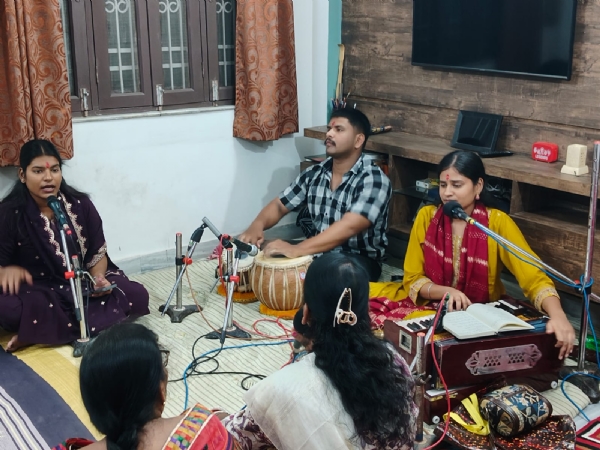 भजन की प्रस्तुती देती कलाकार भजन की प्रस्तुती देती कलाकार