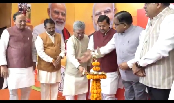 भाजपा मुख्यालय में लगी प्रदर्शनी का उद्घाटन करते नितिन नवीन भाजपा मुख्यालय में लगी प्रदर्शनी का उद्घाटन करते नितिन नवीन