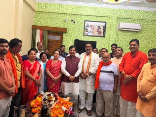 शाहनवाज हुसैन संग भाजपा कार्यकर्ता शाहनवाज हुसैन संग भाजपा कार्यकर्ता