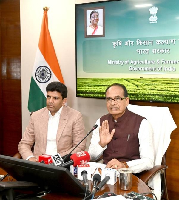 विकसित भारत जी राम जी पर अमल के संबंध में केंद्रीय मंत्री शिवराज सिंह चौहान ग्रामीण विकास मंत्रियों की बैठक लेते हुए विकसित भारत जी राम जी पर अमल के संबंध में केंद्रीय मंत्री शिवराज सिंह चौहान ग्रामीण विकास मंत्रियों की बैठक लेते हुए