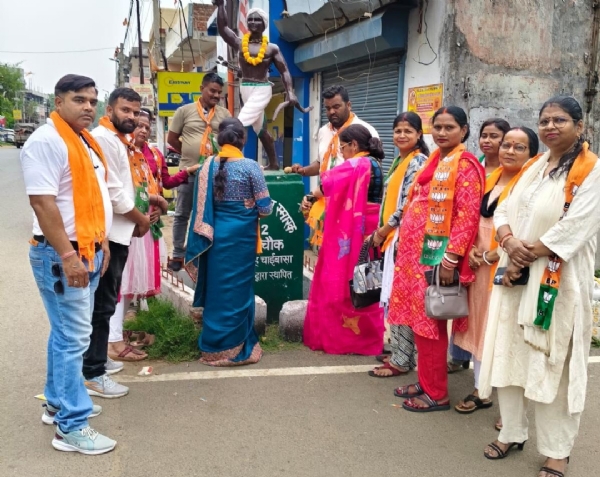 भगवान बिरसा मुंडा के प्रतिमा पर श्रद्धांजलि देते भाजपा नेता भगवान बिरसा मुंडा के प्रतिमा पर श्रद्धांजलि देते भाजपा नेता