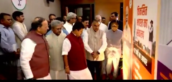 प्रदर्शनी का अवलोकन करते हुए भाजपा अध्यक्ष नितिन नवीन प्रदर्शनी का अवलोकन करते हुए भाजपा अध्यक्ष नितिन नवीन