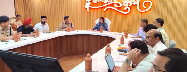 बैठक लेते हुए मेना अिधाकारी् बैठक लेते हुए मेना अिधाकारी्